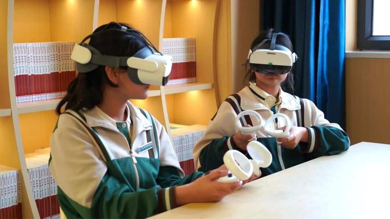 学生在声像图书馆体验VR科普设备