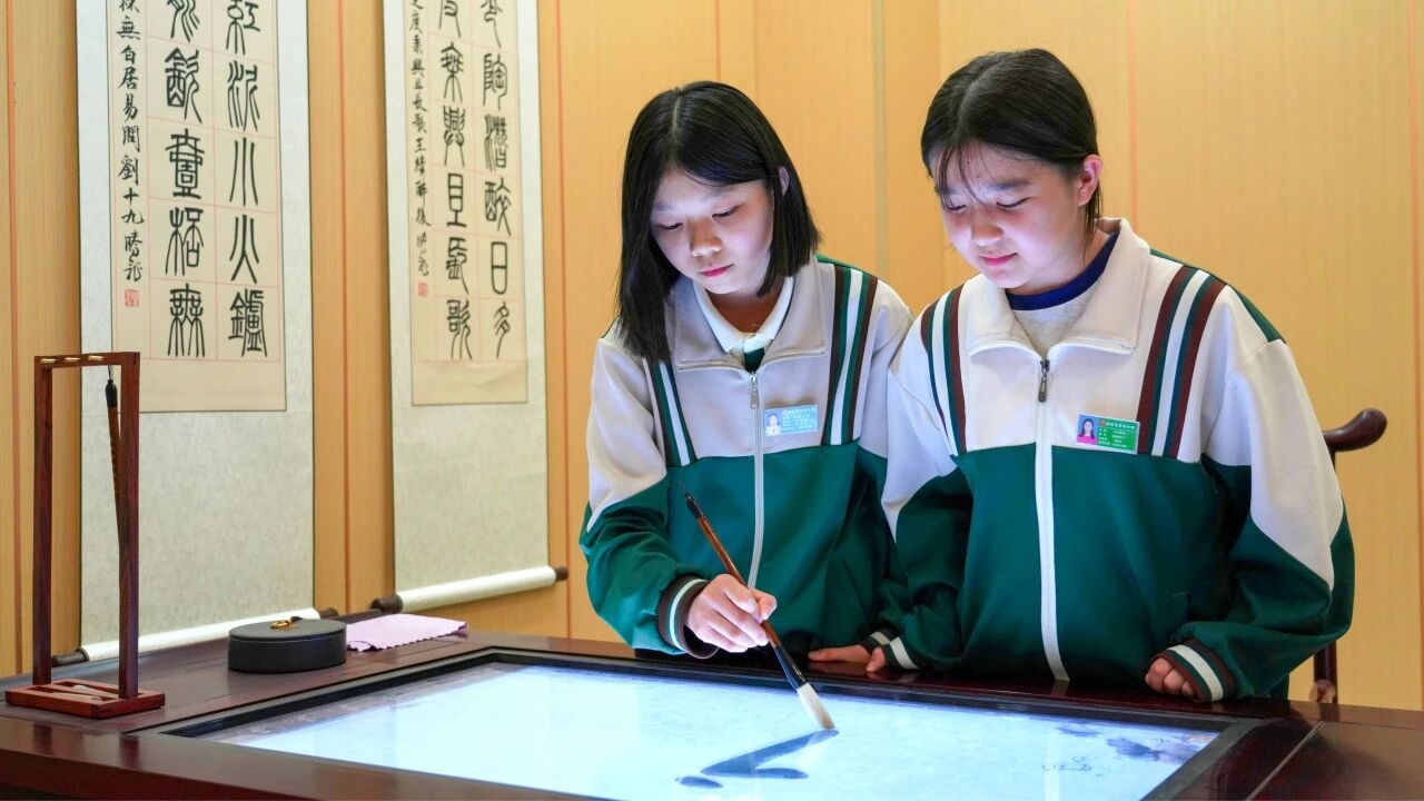 学生在数字书法台练字